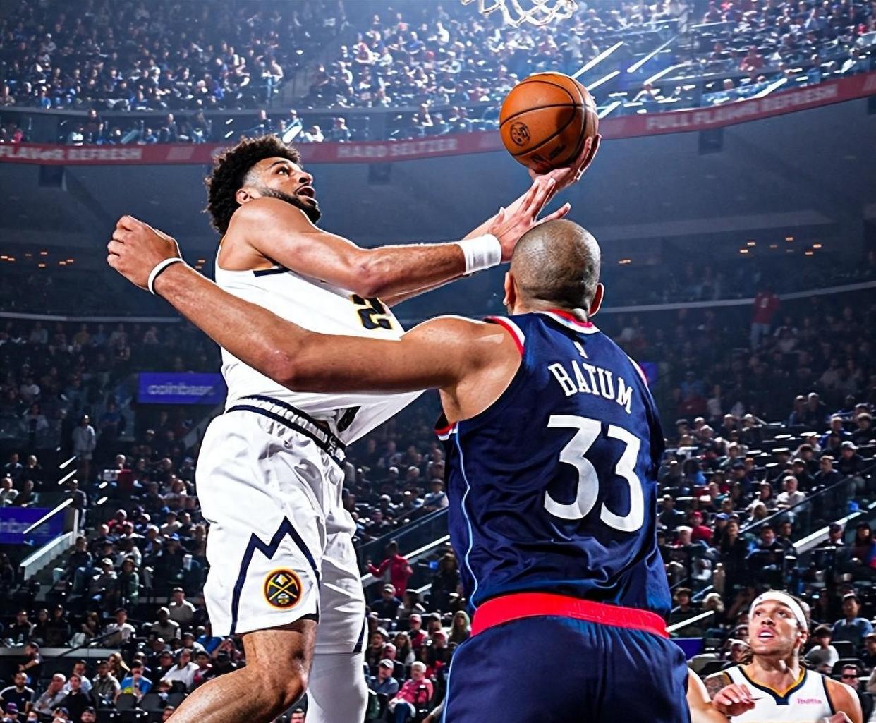 包含最后时刻胜出引发热议！，阿扎伦卡在掘金比赛中晋级下一阶段气势如虹延续的词条