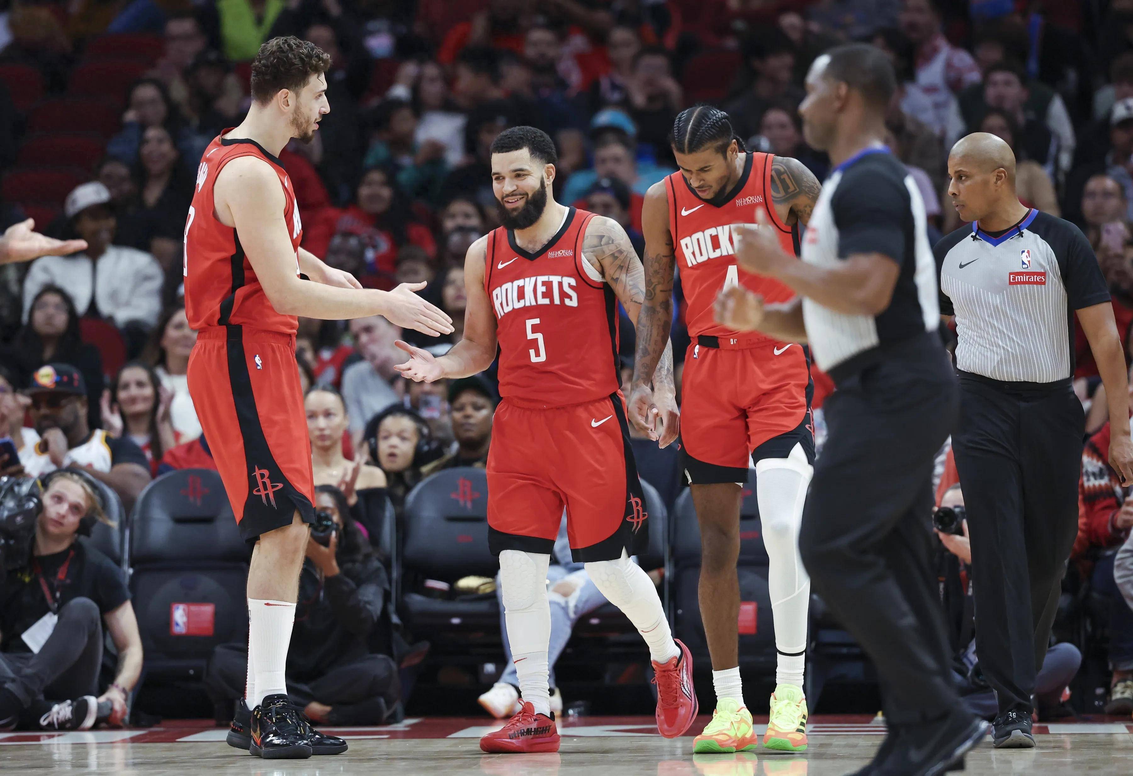 九游体育-美国队带队取胜！，杜兰特重要时刻重返赛场赛场气氛高涨-九游体育